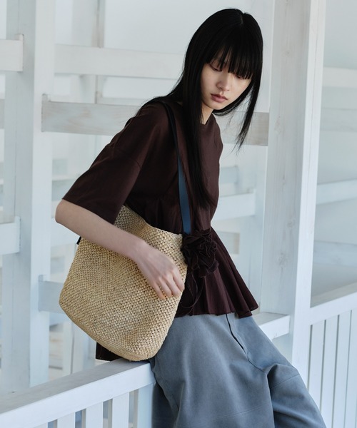 SALON adam et rope'(サロン アダム エ ロペ)の「【AAYUSHI(アユーシ) for SALON】別注ペプラムラッフルTシャツ(Tシャツ/カットソー・レディース・キナリ/ダークブラウン・FREE)」の3枚目の写真