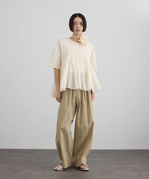 SALON adam et rope'(サロン アダム エ ロペ)の「【AAYUSHI(アユーシ) for SALON】別注ペプラムラッフルTシャツ(Tシャツ/カットソー・レディース・キナリ/ダークブラウン・FREE)」の8枚目の写真