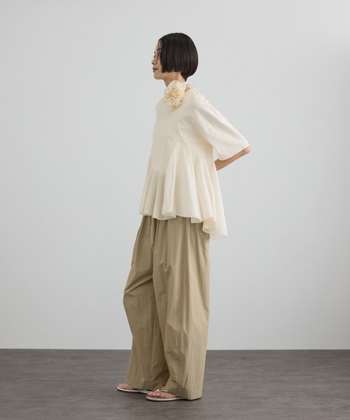 SALON adam et rope'(サロン アダム エ ロペ)の「【AAYUSHI(アユーシ) for SALON】別注ペプラムラッフルTシャツ(Tシャツ/カットソー・レディース・キナリ/ダークブラウン・FREE)」の10枚目の写真