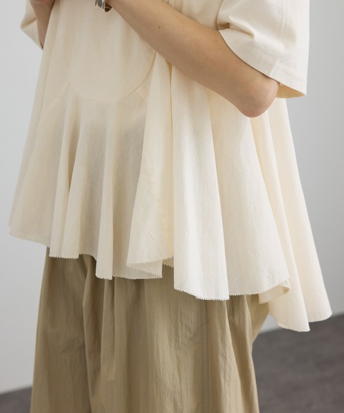 SALON adam et rope'(サロン アダム エ ロペ)の「【AAYUSHI(アユーシ) for SALON】別注ペプラムラッフルTシャツ(Tシャツ/カットソー・レディース・キナリ/ダークブラウン・FREE)」の15枚目の写真