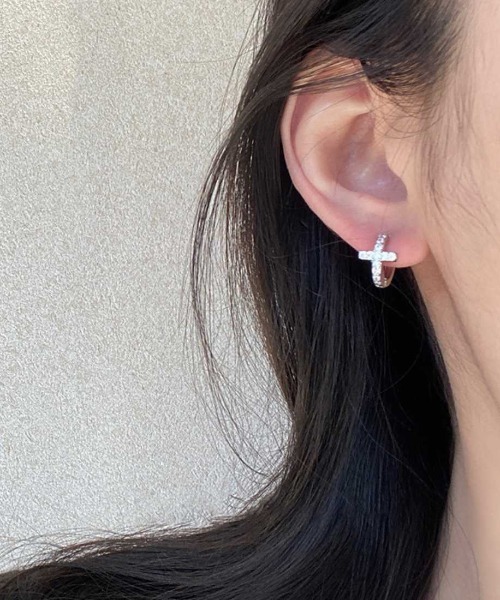 Forcement(フォースメント)の「耳元に上品な輝きクロスフープピアス アクセサリー フープ ピアス 両耳 耳元 ファッション雑貨 ストーン 輝き ミニサイズ デイリー お出かけ オケージョン セレモニー 定番 カジュアル セット(ピアス(両耳用)・レディース・シルバー/ゴールド・FREE)」の1枚目の写真