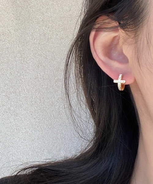 Forcement(フォースメント)の「耳元に上品な輝きクロスフープピアス アクセサリー フープ ピアス 両耳 耳元 ファッション雑貨 ストーン 輝き ミニサイズ デイリー お出かけ オケージョン セレモニー 定番 カジュアル セット(ピアス(両耳用)・レディース・シルバー/ゴールド・FREE)」の2枚目の写真