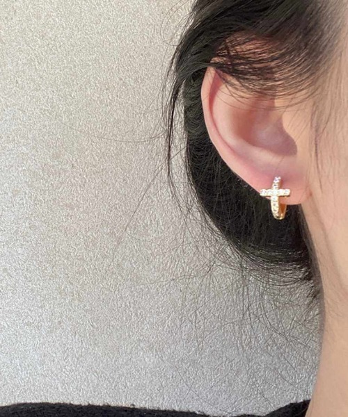 Forcement(フォースメント)の「耳元に上品な輝きクロスフープピアス アクセサリー フープ ピアス 両耳 耳元 ファッション雑貨 ストーン 輝き ミニサイズ デイリー お出かけ オケージョン セレモニー 定番 カジュアル セット(ピアス(両耳用)・レディース・シルバー/ゴールド・FREE)」の6枚目の写真