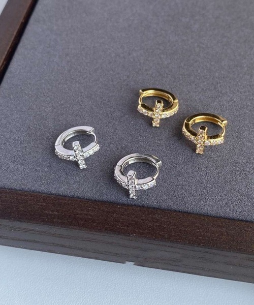 Forcement(フォースメント)の「耳元に上品な輝きクロスフープピアス アクセサリー フープ ピアス 両耳 耳元 ファッション雑貨 ストーン 輝き ミニサイズ デイリー お出かけ オケージョン セレモニー 定番 カジュアル セット(ピアス(両耳用)・レディース・シルバー/ゴールド・FREE)」の4枚目の写真