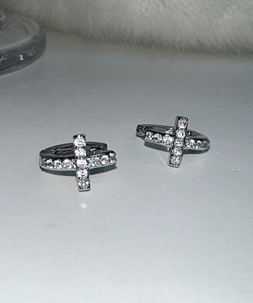 Forcement(フォースメント)の「耳元に上品な輝きクロスフープピアス アクセサリー フープ ピアス 両耳 耳元 ファッション雑貨 ストーン 輝き ミニサイズ デイリー お出かけ オケージョン セレモニー 定番 カジュアル セット(ピアス(両耳用)・レディース・シルバー/ゴールド・FREE)」の5枚目の写真