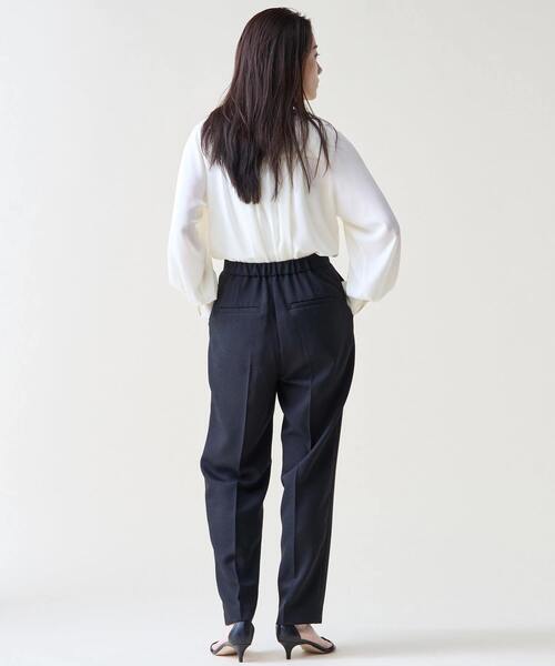 Tiara(ティアラ)の「タックテーパードパンツ(スラックス・レディース・ブラック/ブルー/ベージュ・2/3/4)」の5枚目の写真