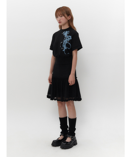TUOMIO（トゥオミオ）の「RIBBON GRAPHIC MOCK NECK TOP [BLACK]（Tシャツ/カットソー・レディース・その他・1/2）」の3枚目の写真