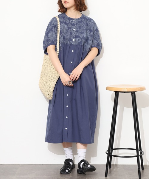 Emago(イマゴ)の「EMAGO 大きなお花刺繍ワンピース 半端袖(シャツワンピース・レディース・ベージュ/ネイビー/カーキ・FREE)」の3枚目の写真
