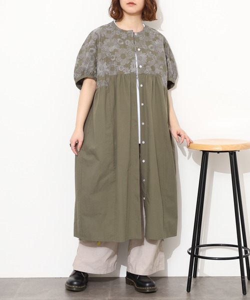 Emago(イマゴ)の「EMAGO 大きなお花刺繍ワンピース 半端袖(シャツワンピース・レディース・ベージュ/ネイビー/カーキ・FREE)」の2枚目の写真