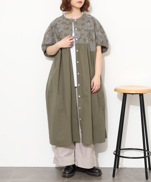 Emago(イマゴ)の「EMAGO 大きなお花刺繍ワンピース 半端袖(シャツワンピース・レディース・ベージュ/ネイビー/カーキ・FREE)」の10枚目の写真