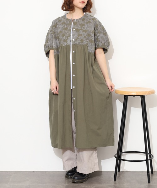 Emago(イマゴ)の「EMAGO 大きなお花刺繍ワンピース 半端袖(シャツワンピース・レディース・ベージュ/ネイビー/カーキ・FREE)」の11枚目の写真
