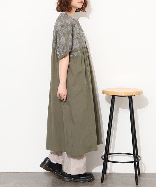 Emago(イマゴ)の「EMAGO 大きなお花刺繍ワンピース 半端袖(シャツワンピース・レディース・ベージュ/ネイビー/カーキ・FREE)」の13枚目の写真
