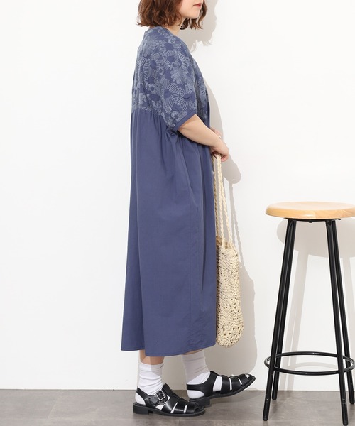 Emago(イマゴ)の「EMAGO 大きなお花刺繍ワンピース 半端袖(シャツワンピース・レディース・ベージュ/ネイビー/カーキ・FREE)」の18枚目の写真