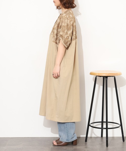 Emago(イマゴ)の「EMAGO 大きなお花刺繍ワンピース 半端袖(シャツワンピース・レディース・ベージュ/ネイビー/カーキ・FREE)」の20枚目の写真
