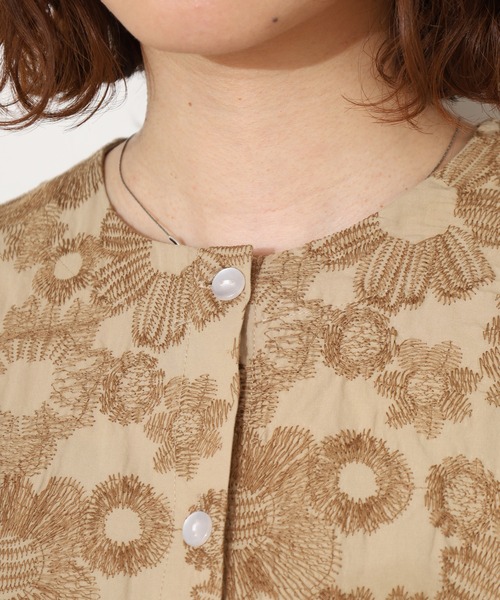 Emago(イマゴ)の「EMAGO 大きなお花刺繍ワンピース 半端袖(シャツワンピース・レディース・ベージュ/ネイビー/カーキ・FREE)」の22枚目の写真