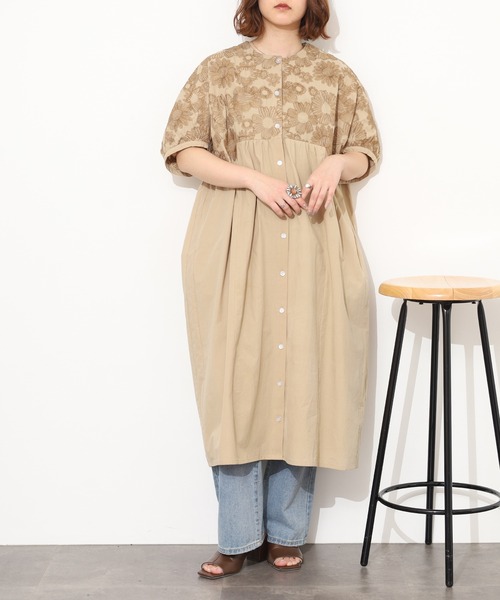 Emago(イマゴ)の「EMAGO 大きなお花刺繍ワンピース 半端袖(シャツワンピース・レディース・ベージュ/ネイビー/カーキ・FREE)」の6枚目の写真