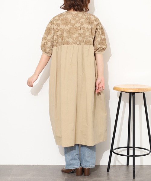 Emago(イマゴ)の「EMAGO 大きなお花刺繍ワンピース 半端袖(シャツワンピース・レディース・ベージュ/ネイビー/カーキ・FREE)」の7枚目の写真