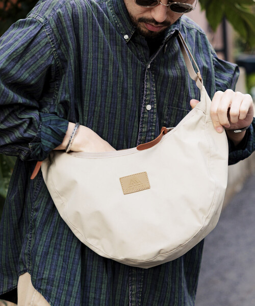 FREAK'S STORE(フリークスストア)の「GREGORY × FREAK'S STORE/グレゴリー 別注 LAUGHING SHOULDER BAG L LEATHER PATCH/別注 ラフィンショルダーバッグ L レザーパッチ(ショルダーバッグ・レディース・ブラック/ベージュ・ONE SIZE)」の2枚目の写真