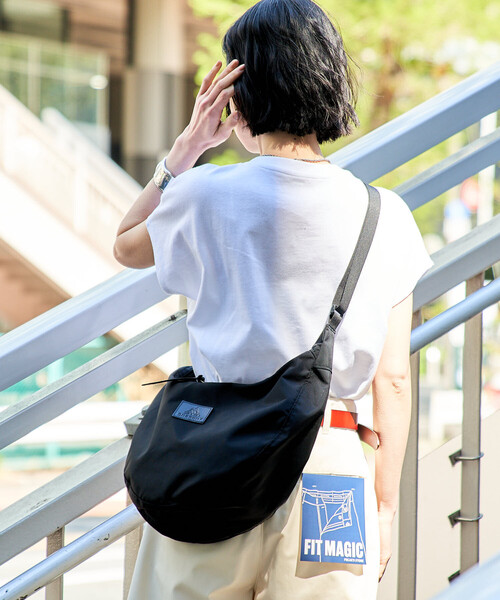 FREAK'S STORE(フリークスストア)の「GREGORY × FREAK'S STORE/グレゴリー 別注 LAUGHING SHOULDER BAG L LEATHER PATCH/別注 ラフィンショルダーバッグ L レザーパッチ(ショルダーバッグ・レディース・ブラック/ベージュ・ONE SIZE)」の3枚目の写真