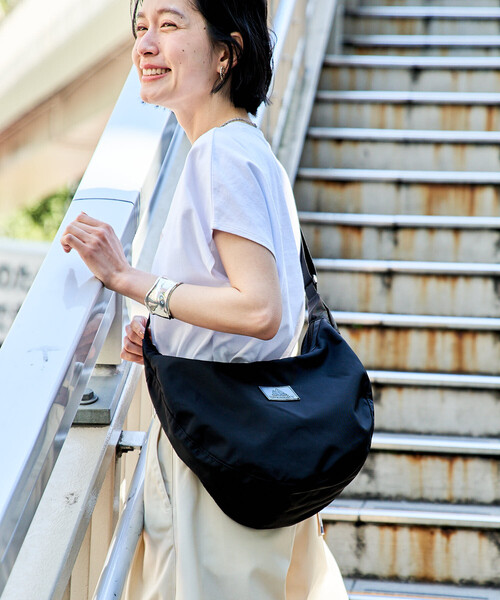 FREAK'S STORE(フリークスストア)の「GREGORY × FREAK'S STORE/グレゴリー 別注 LAUGHING SHOULDER BAG L LEATHER PATCH/別注 ラフィンショルダーバッグ L レザーパッチ(ショルダーバッグ・レディース・ブラック/ベージュ・ONE SIZE)」の5枚目の写真