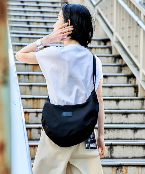 FREAK'S STORE(フリークスストア)の「GREGORY × FREAK'S STORE/グレゴリー 別注 LAUGHING SHOULDER BAG L LEATHER PATCH/別注 ラフィンショルダーバッグ L レザーパッチ(ショルダーバッグ・レディース・ブラック/ベージュ・ONE SIZE)」の6枚目の写真