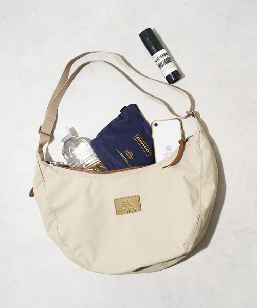 FREAK'S STORE(フリークスストア)の「GREGORY × FREAK'S STORE/グレゴリー 別注 LAUGHING SHOULDER BAG L LEATHER PATCH/別注 ラフィンショルダーバッグ L レザーパッチ(ショルダーバッグ・レディース・ブラック/ベージュ・ONE SIZE)」の11枚目の写真