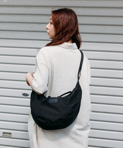 FREAK'S STORE(フリークスストア)の「GREGORY × FREAK'S STORE/グレゴリー 別注 LAUGHING SHOULDER BAG L LEATHER PATCH/別注 ラフィンショルダーバッグ L レザーパッチ(ショルダーバッグ・レディース・ブラック/ベージュ・ONE SIZE)」の12枚目の写真