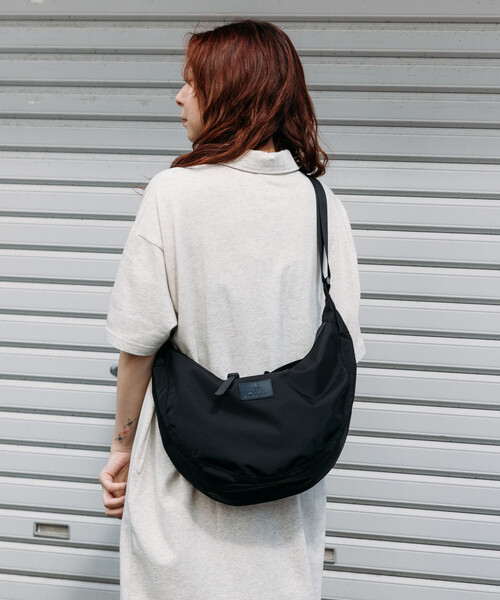 FREAK'S STORE(フリークスストア)の「GREGORY × FREAK'S STORE/グレゴリー 別注 LAUGHING SHOULDER BAG L LEATHER PATCH/別注 ラフィンショルダーバッグ L レザーパッチ(ショルダーバッグ・レディース・ブラック/ベージュ・ONE SIZE)」の15枚目の写真