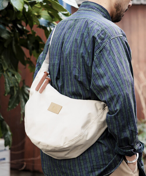 FREAK'S STORE(フリークスストア)の「GREGORY × FREAK'S STORE/グレゴリー 別注 LAUGHING SHOULDER BAG L LEATHER PATCH/別注 ラフィンショルダーバッグ L レザーパッチ(ショルダーバッグ・レディース・ブラック/ベージュ・ONE SIZE)」の16枚目の写真