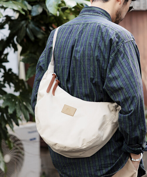 FREAK'S STORE(フリークスストア)の「GREGORY × FREAK'S STORE/グレゴリー 別注 LAUGHING SHOULDER BAG L LEATHER PATCH/別注 ラフィンショルダーバッグ L レザーパッチ(ショルダーバッグ・レディース・ブラック/ベージュ・ONE SIZE)」の17枚目の写真
