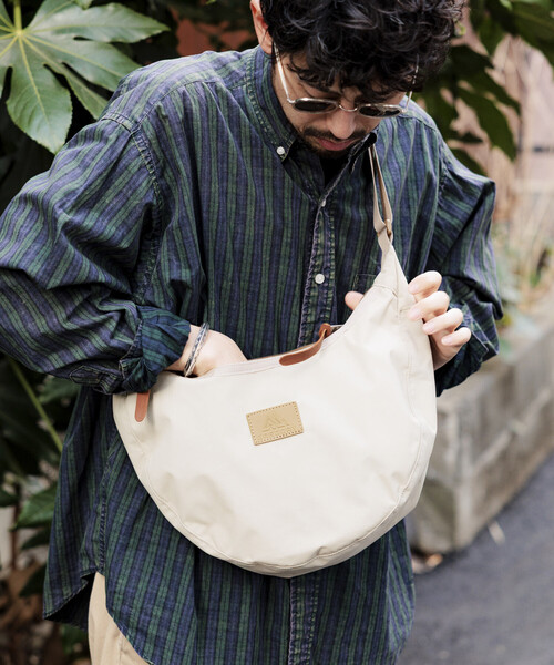 FREAK'S STORE(フリークスストア)の「GREGORY × FREAK'S STORE/グレゴリー 別注 LAUGHING SHOULDER BAG L LEATHER PATCH/別注 ラフィンショルダーバッグ L レザーパッチ(ショルダーバッグ・レディース・ブラック/ベージュ・ONE SIZE)」の18枚目の写真