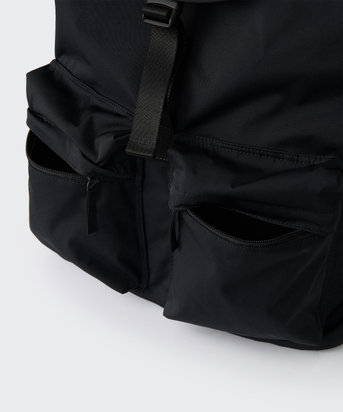 MUSINSA STANDARD（ムシンサスタンダード）の「クリンクルツーポケットフラップバックパック[ブラック]（バックパック/リュック・メンズ・その他・FREE）」の6枚目の写真
