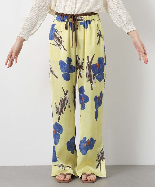 Gready Brilliant(グレディブリリアン)の「Bigフラワーサテンパンツ(その他パンツ・レディース・ネイビー/イエロー・38)」の9枚目の写真