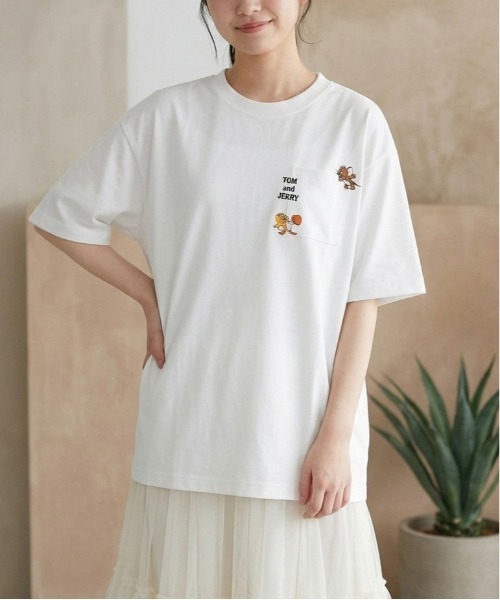 Tom&Jerry(トムアンドジェリー)の「【TOM&JERRY/トムとジェリー】キャラクター刺繍デザイン半袖ポケ付きTシャツ(吸水速乾) ユニセックス(Tシャツ/カットソー・メンズ・オフホワイト/ブラック/ホワイト/スミクロ・MEDIUM/LARGE)」の2枚目の写真