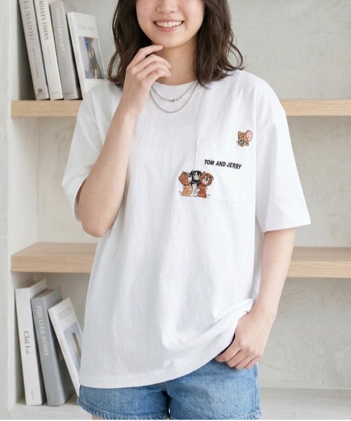 Tom&Jerry(トムアンドジェリー)の「【TOM&JERRY/トムとジェリー】キャラクター刺繍デザイン半袖ポケ付きTシャツ(吸水速乾) ユニセックス(Tシャツ/カットソー・メンズ・オフホワイト/ブラック/ホワイト/スミクロ・MEDIUM/LARGE)」の3枚目の写真
