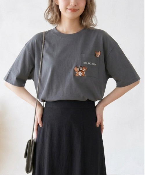 Tom&Jerry(トムアンドジェリー)の「【TOM&JERRY/トムとジェリー】キャラクター刺繍デザイン半袖ポケ付きTシャツ(吸水速乾) ユニセックス(Tシャツ/カットソー・メンズ・オフホワイト/ブラック/ホワイト/スミクロ・MEDIUM/LARGE)」の4枚目の写真