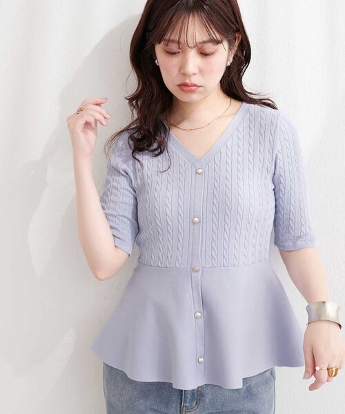 natural couture(ナチュラルクチュール)の「ケーブル編みペプラムニット(ニット/セーター・レディース・ネイビー/ミント/ラベンダー/オフホワイト/サックスブルー・FREE)」の4枚目の写真