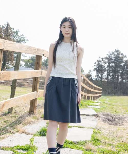 OHESHIO（オヘシオ）の「FLORAL POCKET BANDING MIDI SKIRT, DEEP NAVY（スカート・レディース・その他・FREE）」の2枚目の写真