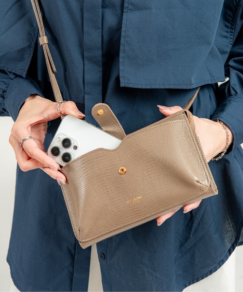 VIOLAd'ORO(ヴィオラドーロ)の「【VIOLAd'ORO/ヴィオラドーロ】リザード型押しレザー 横型スマートフォンポシェット 日本製(ショルダーバッグ・レディース・ブラック/モカ・FREE)」の9枚目の写真