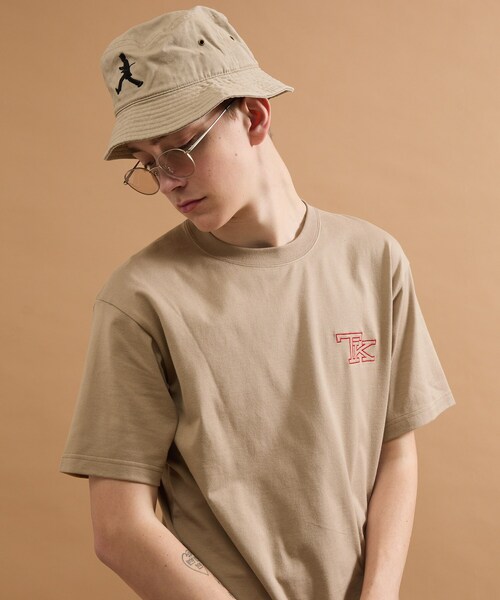 40ｃｔ＆525（フォーティーカラッツアンドゴーニーゴ）の「【Sサイズ～】TKワンポイント刺繍半袖Tシャツ（Tシャツ/カットソー・メンズ・ベージュ/ワインレッド・01/04/03/02）」の4枚目の写真
