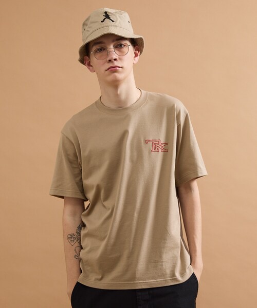 40ｃｔ＆525（フォーティーカラッツアンドゴーニーゴ）の「【Sサイズ～】TKワンポイント刺繍半袖Tシャツ（Tシャツ/カットソー・メンズ・ベージュ/ワインレッド・01/04/03/02）」の5枚目の写真