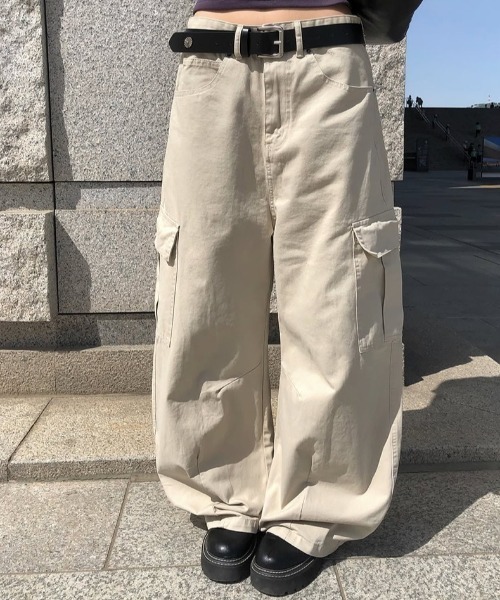 anyonemore(エニワンモア)の「ビッグフラップポケット切替カーゴワイドパンツ(その他パンツ・レディース・ベージュ・LARGE/MEDIUM)」の2枚目の写真