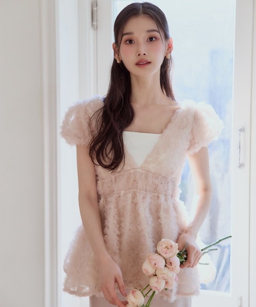 polaura(ポローラ)の「フラワーぺプラムバックリボンチュニック(シャツ/ブラウス・レディース・サックスブルー/ホワイト/ピンク/ベビーピンク/ブラック・FREE)」の6枚目の写真