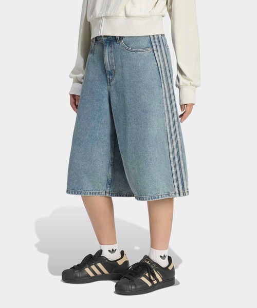 adidas(アディダス)の「ミッドライズ デニムジョーツ / ハーフパンツ / アディダスオリジナルス adidas Originals(デニムパンツ・レディース・ブルー・SMALL/MEDIUM/LARGE/X-SMALL/XX-LARGE/X-LARGE)」の2枚目の写真