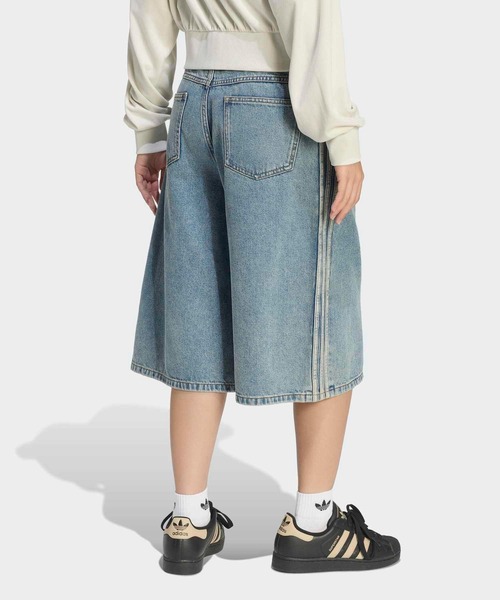 adidas(アディダス)の「ミッドライズ デニムジョーツ / ハーフパンツ / アディダスオリジナルス adidas Originals(デニムパンツ・レディース・ブルー・SMALL/MEDIUM/LARGE/X-SMALL/XX-LARGE/X-LARGE)」の3枚目の写真