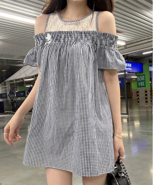 LUCPY(ラクピー)の「ギンガムチェックオフショルミニワンピース(ワンピース・レディース・グレー・LARGE/MEDIUM/SMALL)」の1枚目の写真