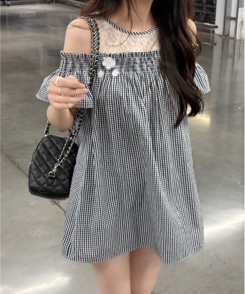 LUCPY(ラクピー)の「ギンガムチェックオフショルミニワンピース(ワンピース・レディース・グレー・LARGE/MEDIUM/SMALL)」の2枚目の写真