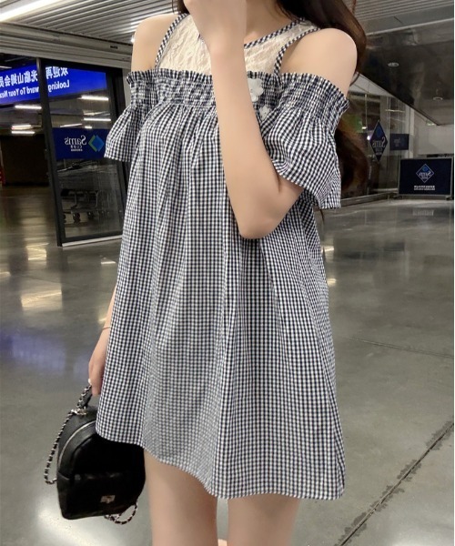 LUCPY(ラクピー)の「ギンガムチェックオフショルミニワンピース(ワンピース・レディース・グレー・LARGE/MEDIUM/SMALL)」の3枚目の写真