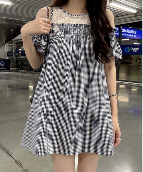 LUCPY(ラクピー)の「ギンガムチェックオフショルミニワンピース(ワンピース・レディース・グレー・LARGE/MEDIUM/SMALL)」の4枚目の写真