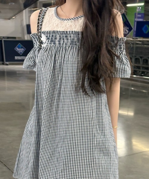 LUCPY(ラクピー)の「ギンガムチェックオフショルミニワンピース(ワンピース・レディース・グレー・LARGE/MEDIUM/SMALL)」の5枚目の写真